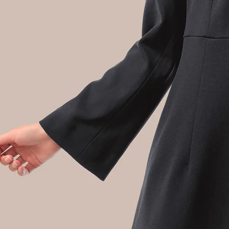 動くたび女性らしさが引き立つベルスリーブ