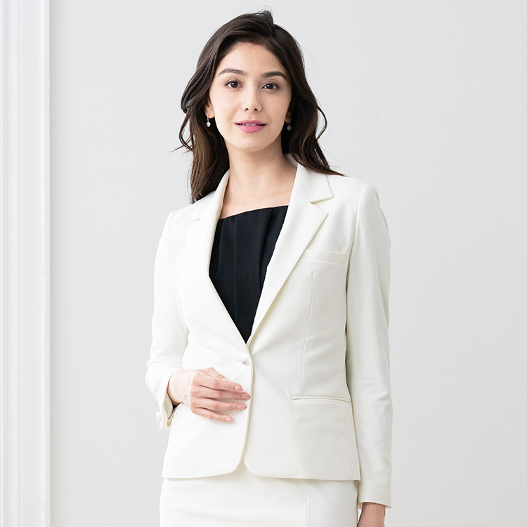 ホワイトスーツで<br>誠実さと女性らしさを
