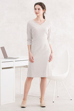 【通年素材】スマートストレッチ グレージュ VネックIラインワンピース