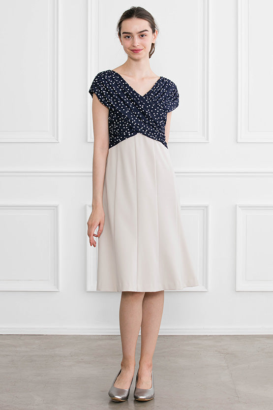 【通年素材】スマートストレッチネイビードット×グレージュ ショルダーヴィーナスワンピース