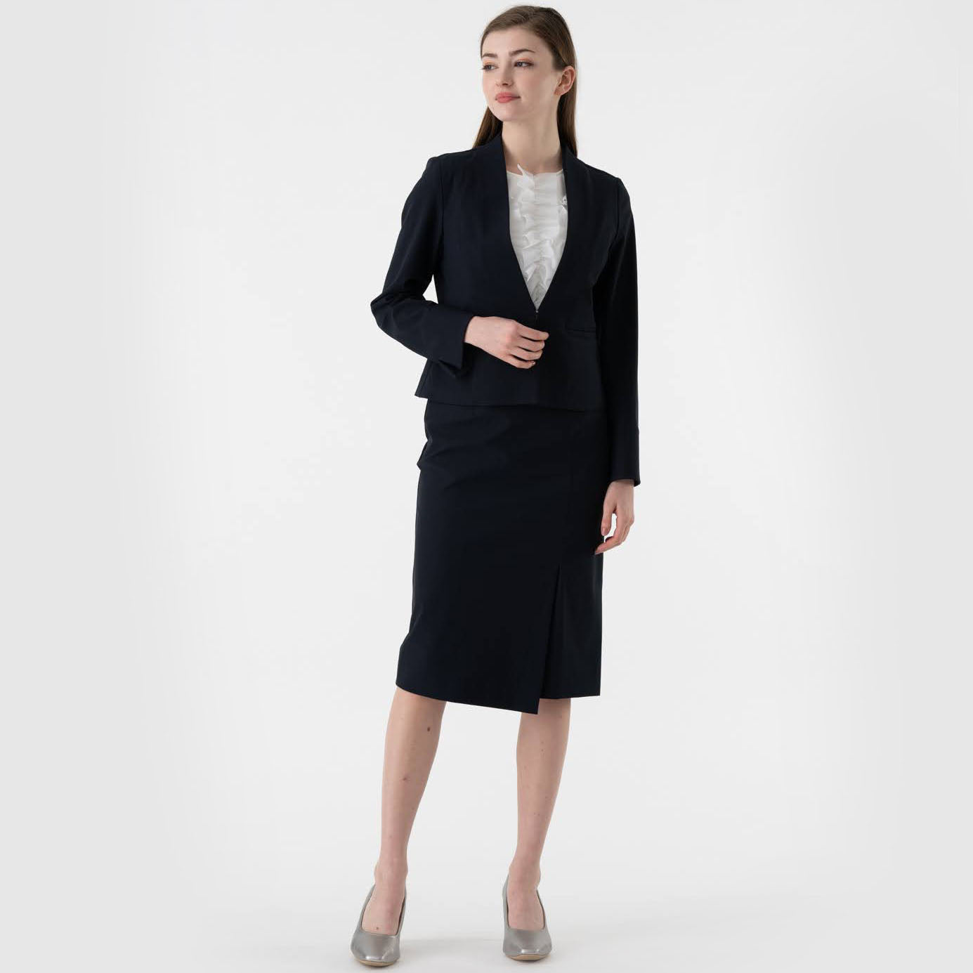 A refreshing navy suit for a clean impression
