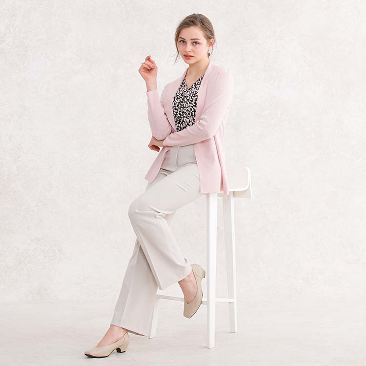 パンツスタイルも<br>レディライクな印象に