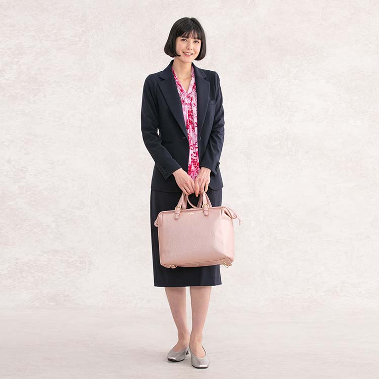 ピンクアロマを添えて<br>華やかネイビーコーデ