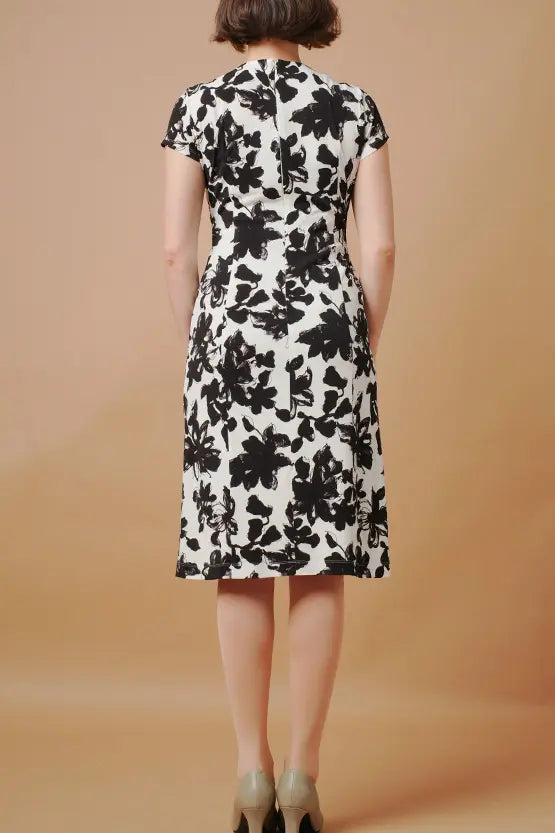 【ストレッチジャージー】ひざ下丈ツイストワンピース