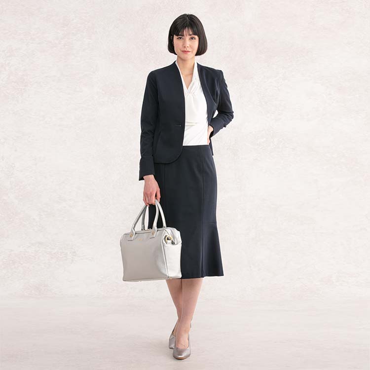 誠実なネイビーにも<br>女性らしさをプラスして