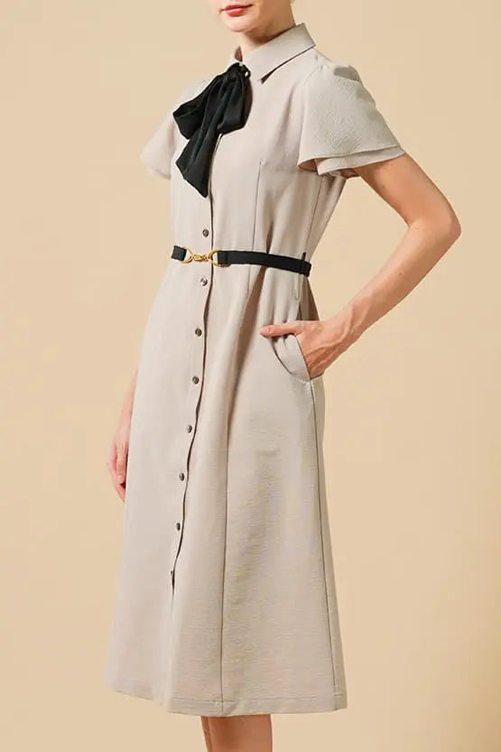 【ストレッチ】ベージュ×ブラック ボウタイ付きシャツワンピース