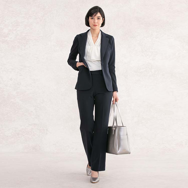 ストレートパンツで<br>マニッシュにまとめて