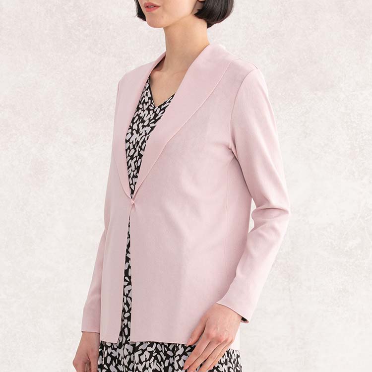 ショールカラーで<br>ビジネスにも対応