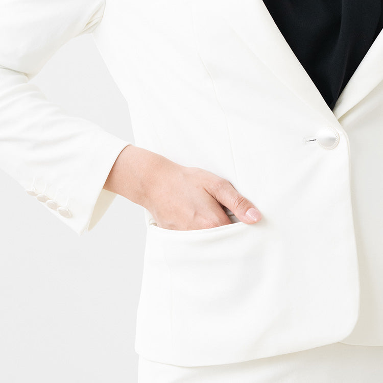 裏側にもポケットがついて<br> 手ぶら移動をかなえます