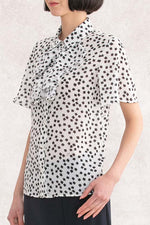 【ストレッチシフォン】 ホワイトクローバー 衿付きフリルブラウス