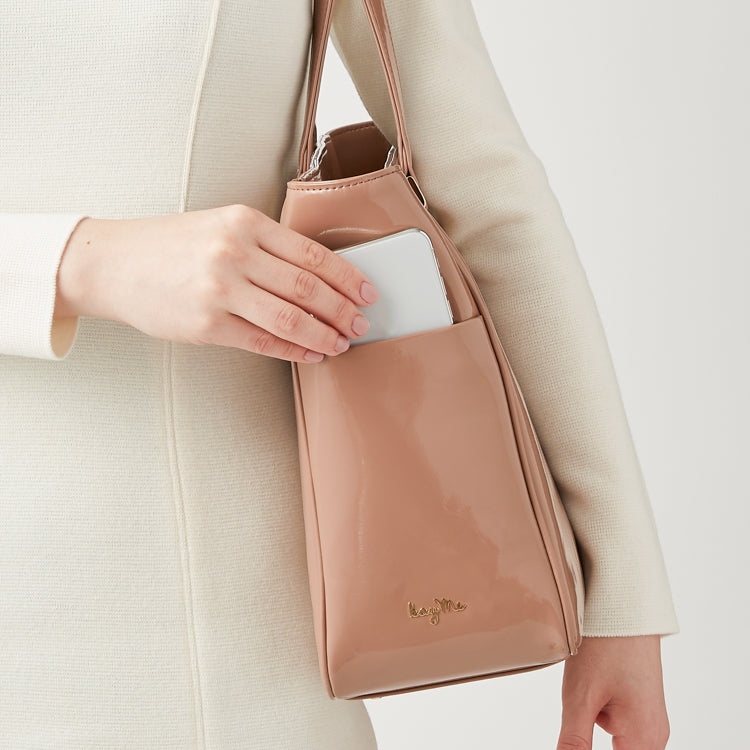 ピンクベージュヴィーガンエナメル エアリートート