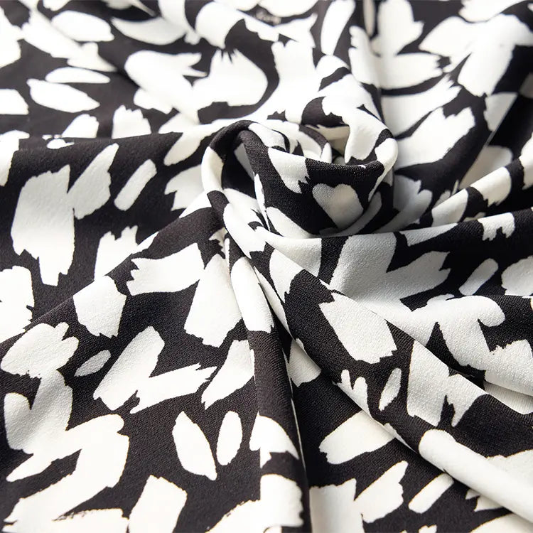 まるで着てないような軽やかさと動きやすさのジャージー素材