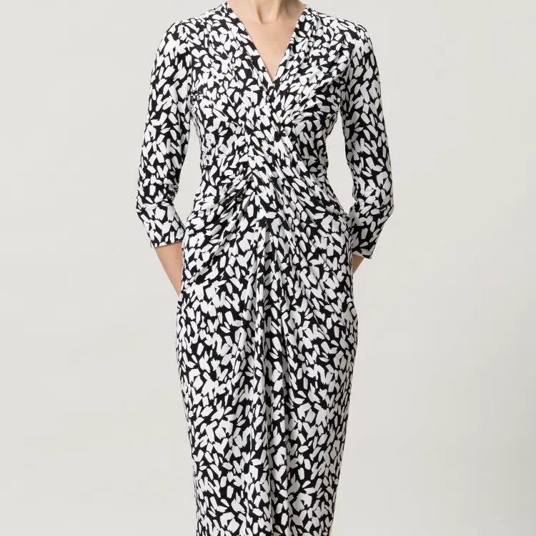 ヴィーナス像を思わせる陰影ある細見えシルエット