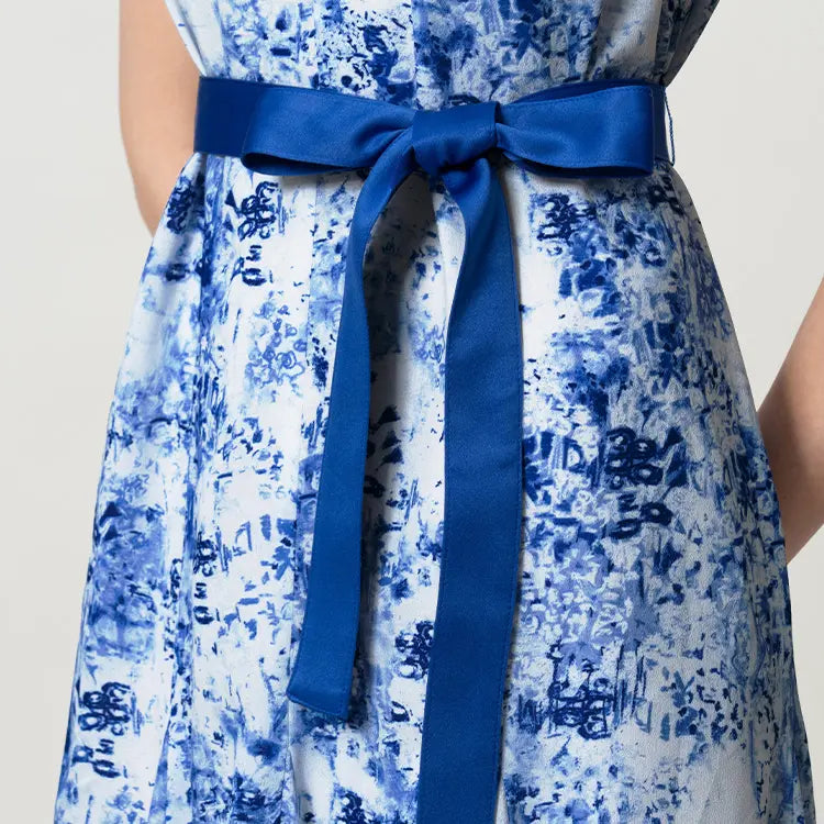 いろいろな表情が楽しめる取り外し可能なウェストリボン