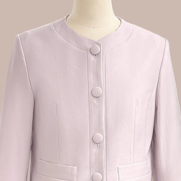 首まわりすっきり、小顔見えするノーカラーデザイン