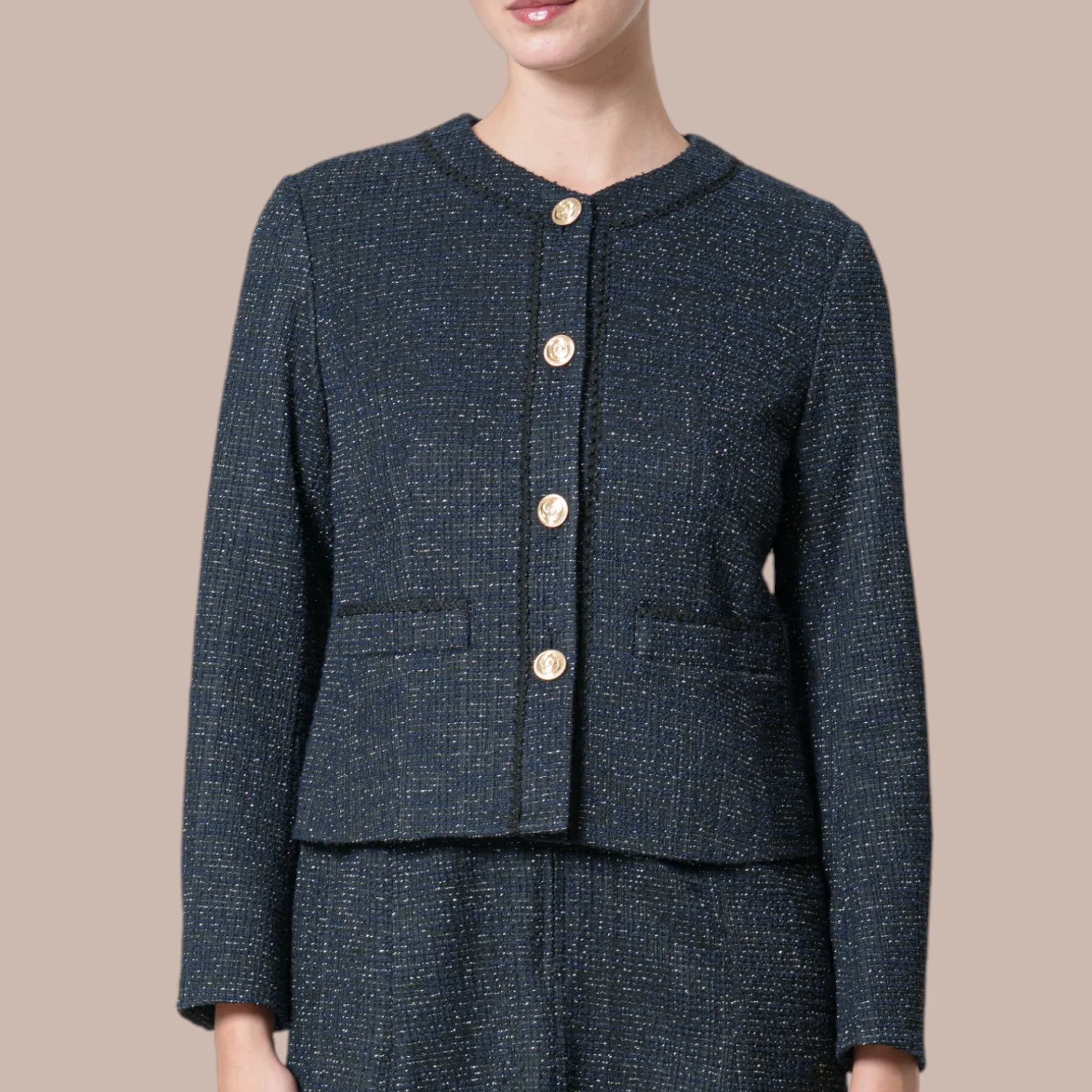 首まわりすっきり、小顔見えするノーカラーデザイン