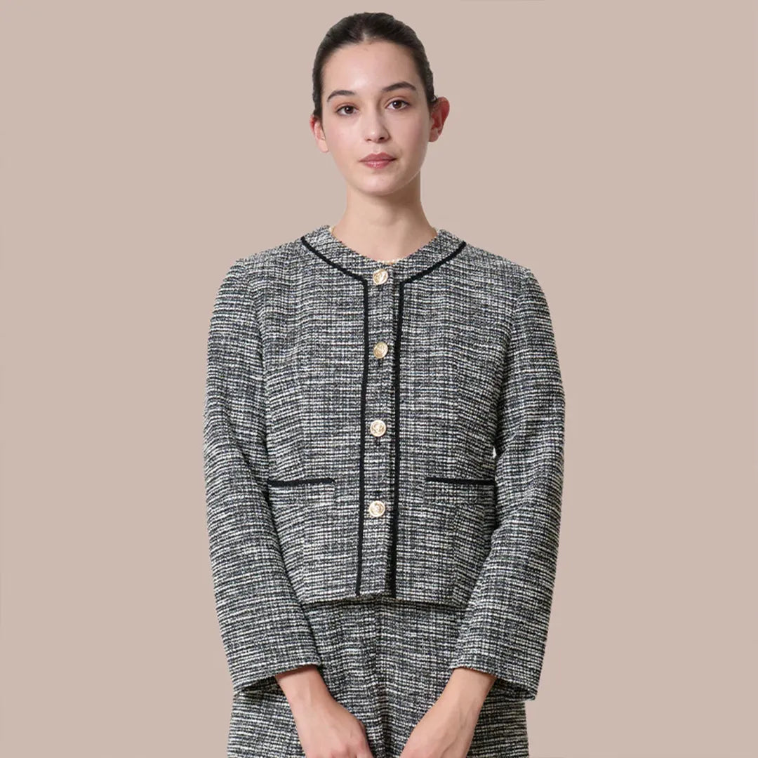 首まわりすっきり、小顔見えするノーカラーデザイン