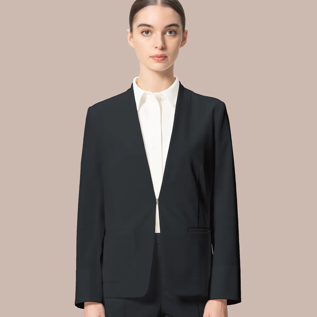 羽織るだけで整うクリーンシルエット