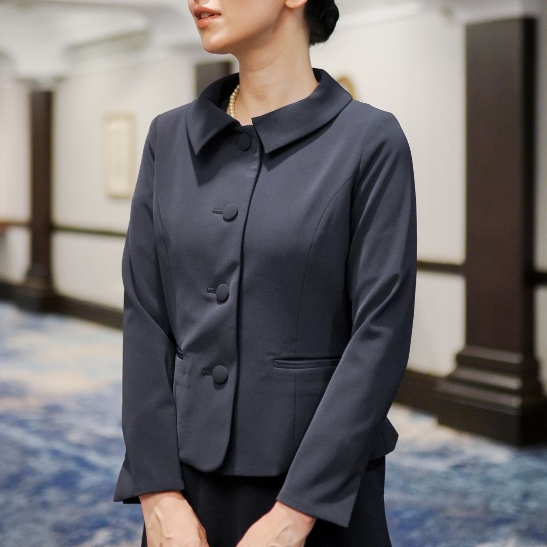 共地のくるみボタンで上品な印象に