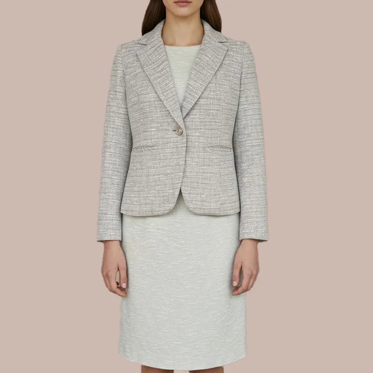 ワンピースやパンツと合わせても一瞬で華やかに決まる