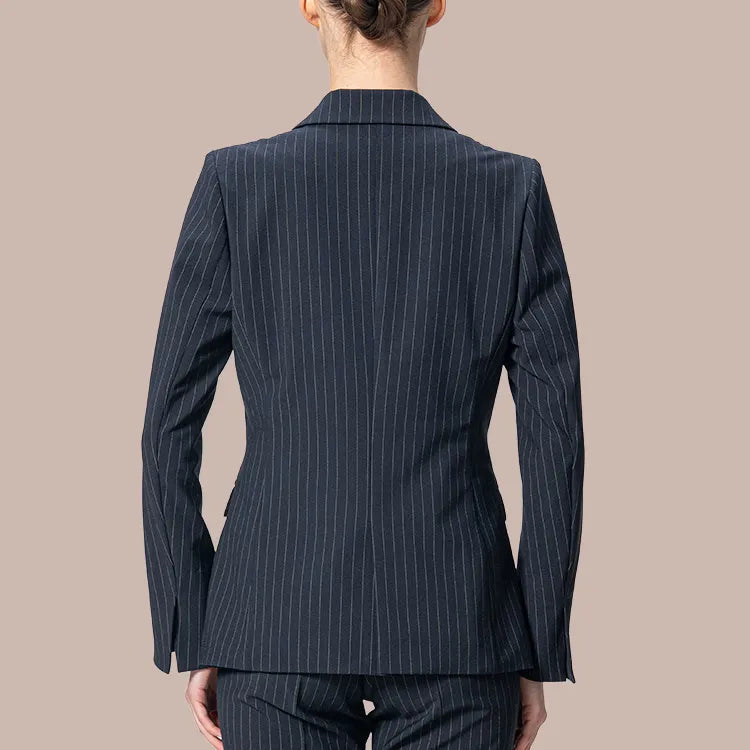 責任ある立場を装いから支える丈長テーラード