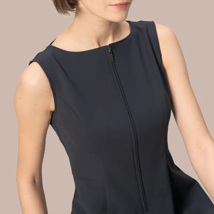 着脱ラクちんフロントジップでスタイルアップも