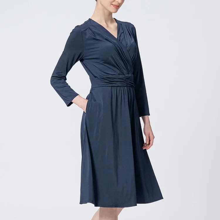 The soft, flowing silhouette gives you the glamor of Marilyn Monroe.
