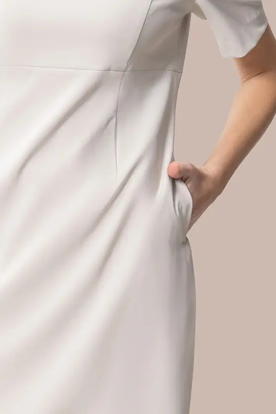 【スマートストレッチ】 Vネックエッシェンシャルワンピース