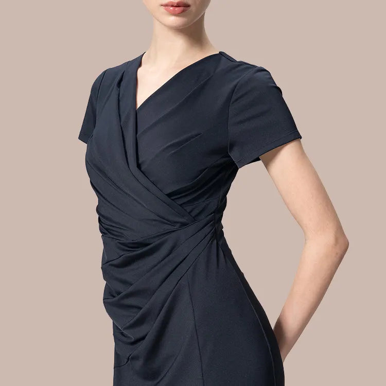 13本のタックで「きゅっ」と細見え