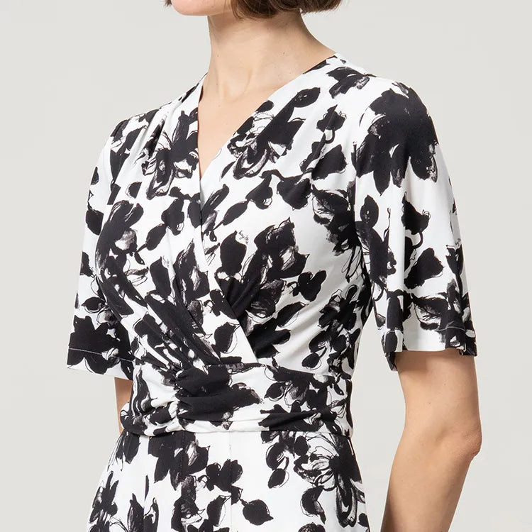 Delicate Cache-Coeur Neckline for a Sculpted Bust