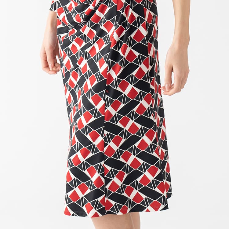 歩くたび揺れるエレガントなマーメイドシルエット