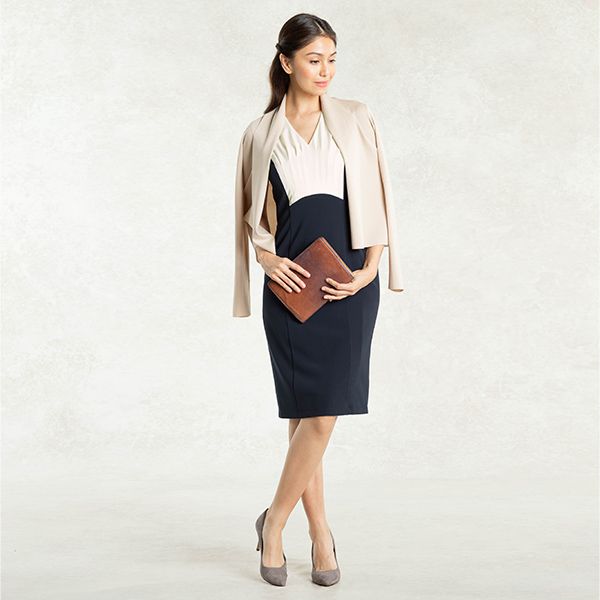 シックなオフィスドレスと合わせて内勤に