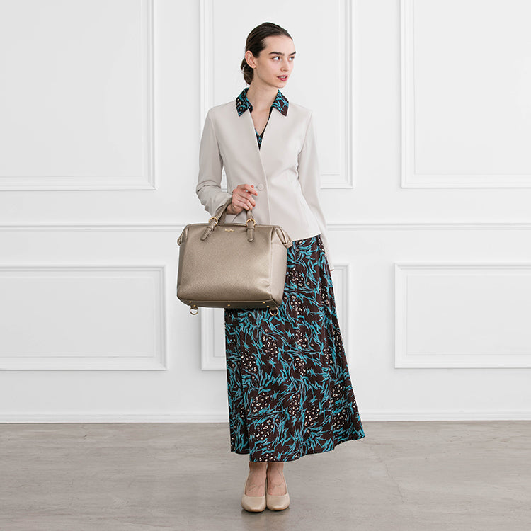 グレージュジャケットで<br>オフィスにも