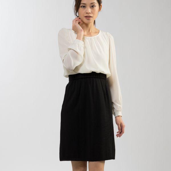 トップスはストレッチシフォン