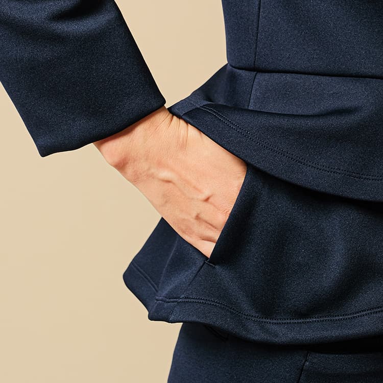 目立たない大きめポケットで手ぶら歩きを実現