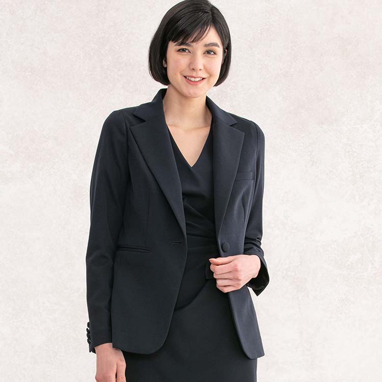 同素材ジャケットで<br>スーツに