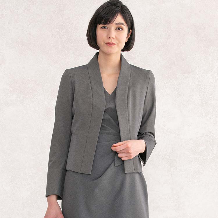 同素材ジャケットで<br>スーツに