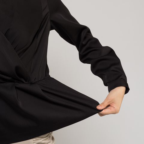 ストレッチする上質なサテン
