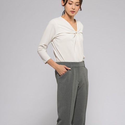 ジャケットにインしても<br>動きやすい伸びやかさ
