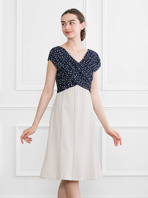 【通年素材】スマートストレッチネイビードット×グレージュ ショルダーヴィーナスワンピース