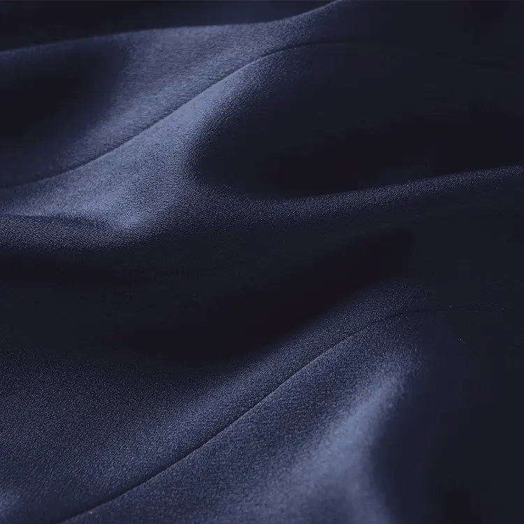 希少な高級素材であるサテンのワンピース