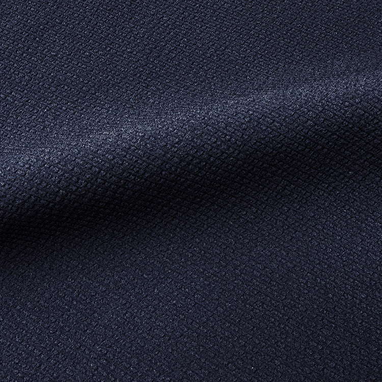 軽やかで肌離れ抜群の多機能素材