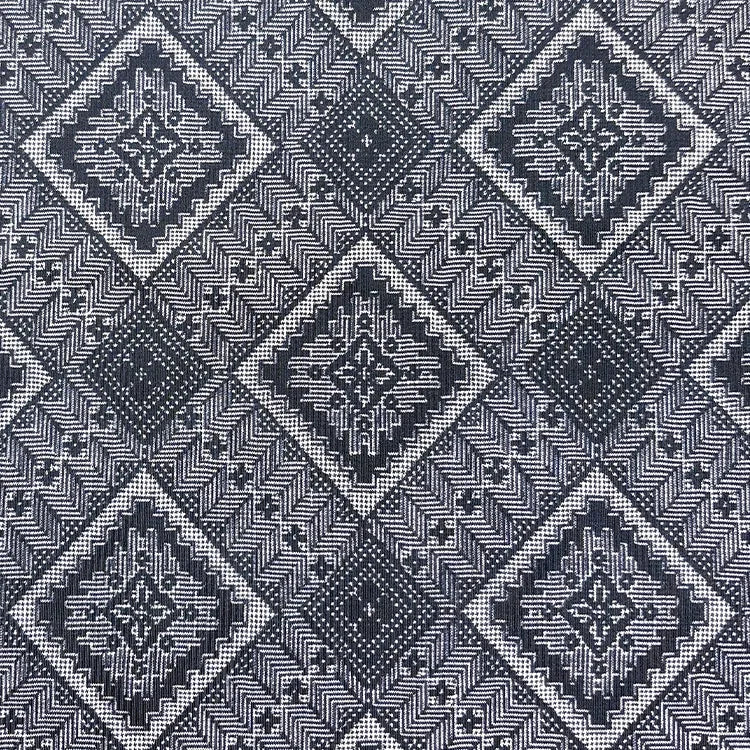 「生命の循環と再生」を表す龍郷柄を纏って