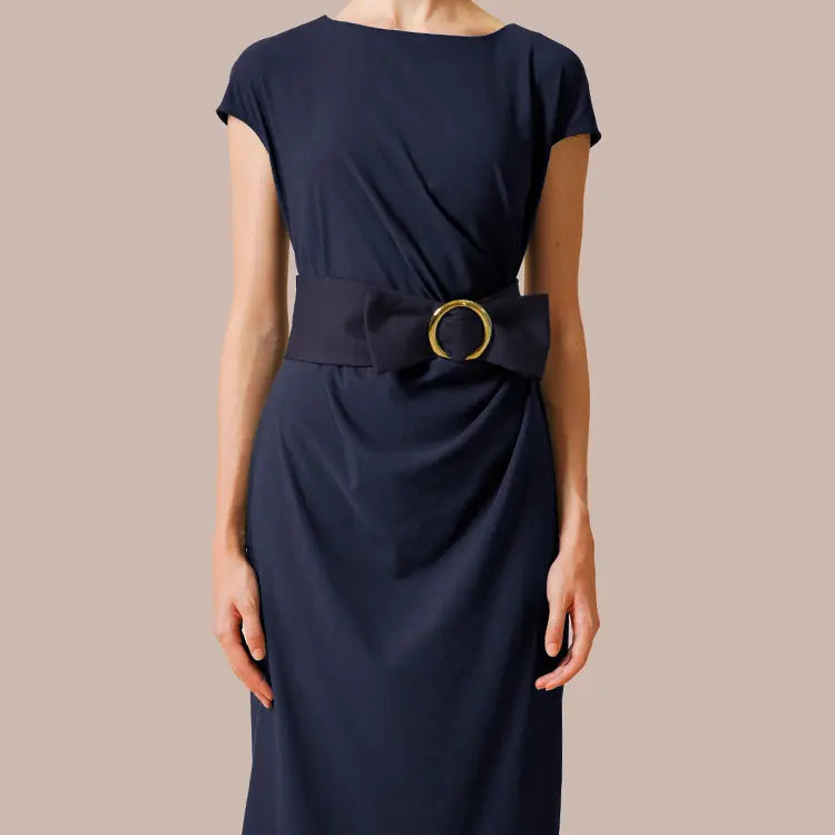 ミニマルながら計算された体型補正デザイン