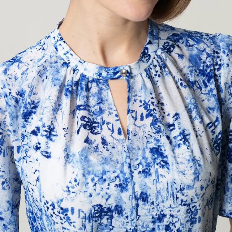 すっきり見せる衿元