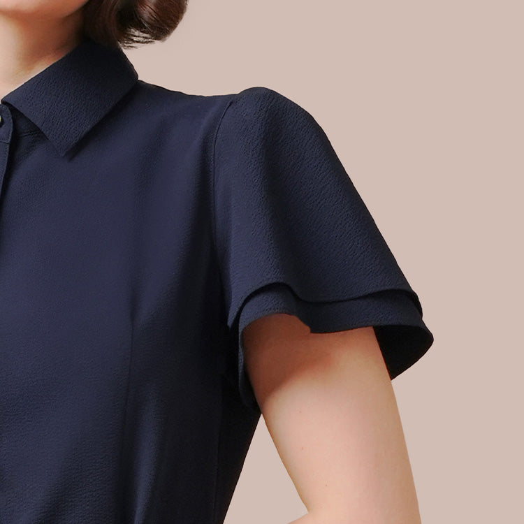 きちんと感と華やかさを両立したシャツワンピ