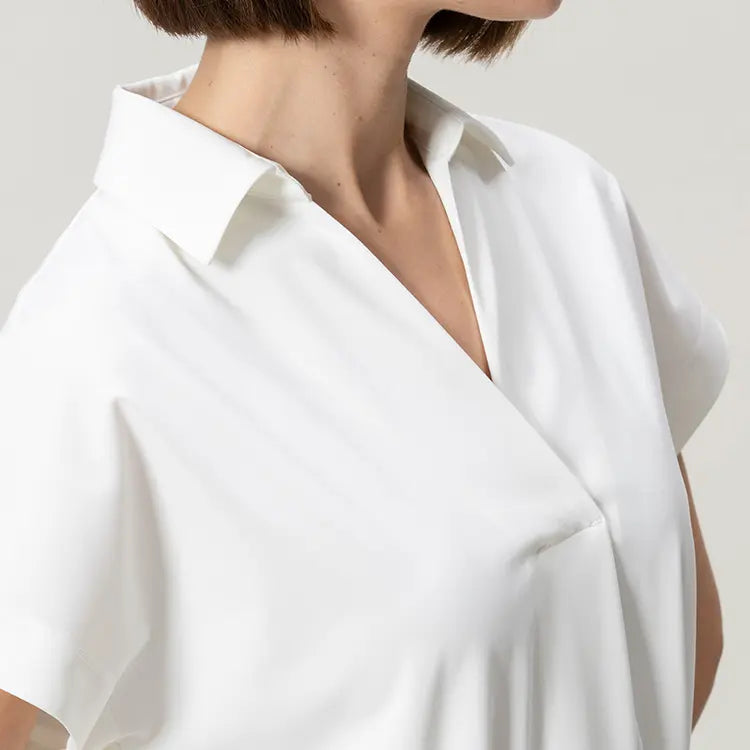 衿付きVネックで顔まわりすっきり