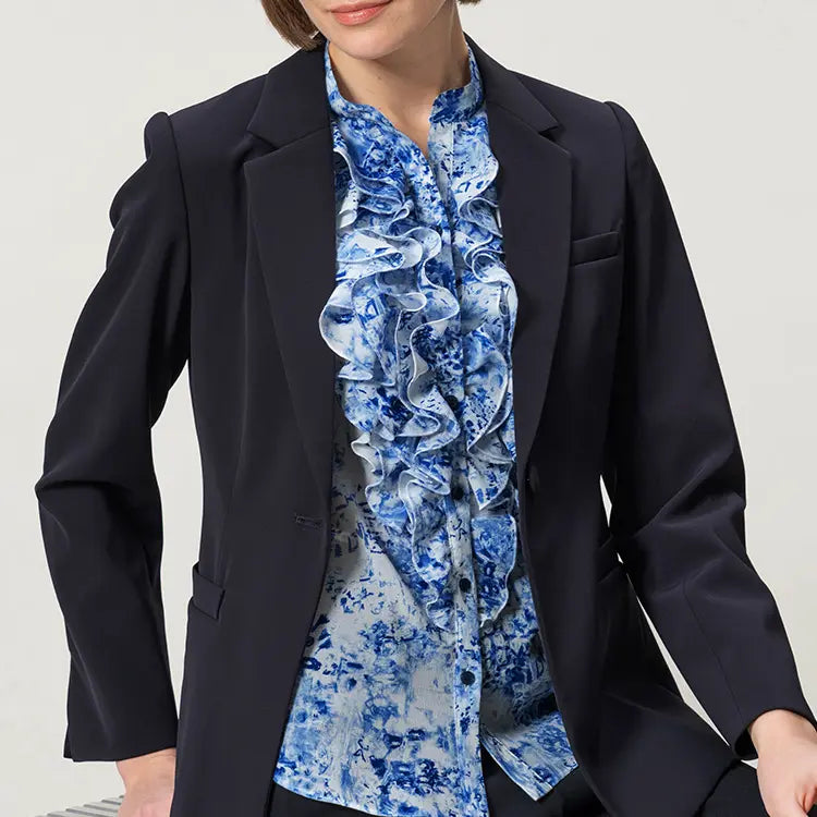 スーツの胸元を涼しげに演出