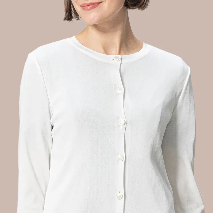 丸みクルーネックで顔まわりやさしく