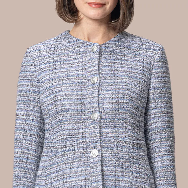 首まわりすっきり、小顔見えするノーカラーデザイン